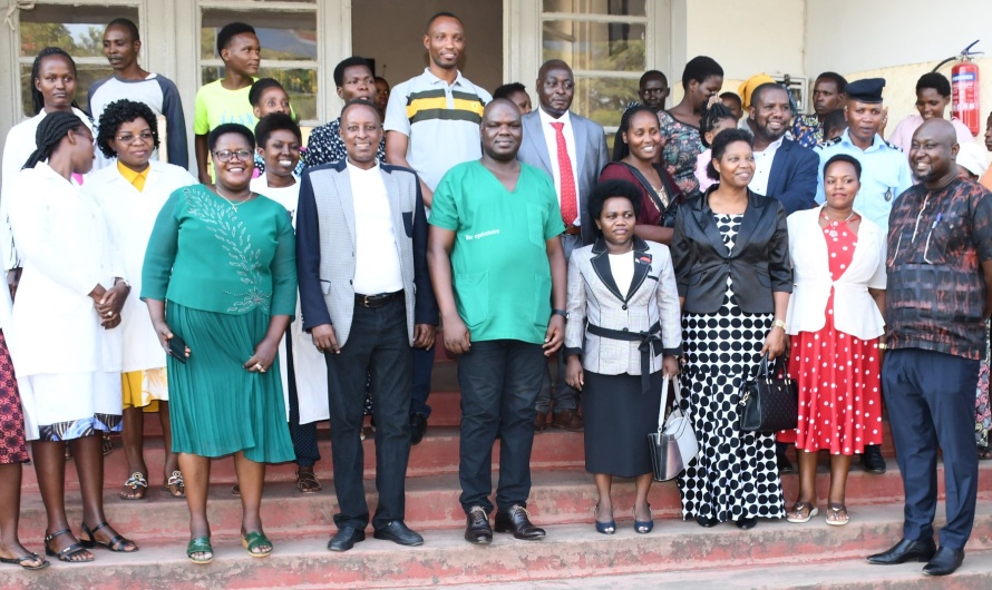 Abarwayi bashika 187 bo mu Bitaro Prince Régent Charles bararonkejwe umwe umwe ibahasha irimwo amafranga ibihumbi ijana yo kubashigikira