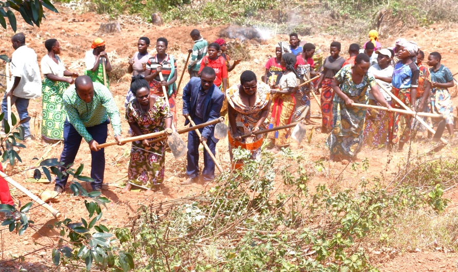 Umushikiranganji muvyo ajejwe harimwo gushigikirana yarifadikanije n’imiryango 21 yo Ku mutumba Rutundwe mu bikorwa vyo kurima itongo baherutse kuronswa na Reta
